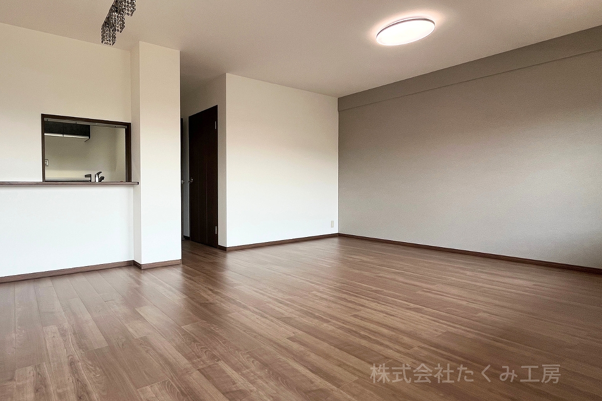 フローリング貼り替え・アクセントクロス施工　施工後（京都府京田辺市）｜摂津市 株式会社たくみ工房